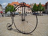 Historické kolo na náměstí v Prachaticích.
