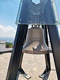 Na vrcholu rozhledny na Kleti je takovýto krásný Zvon svobody ku památce V. Havla.