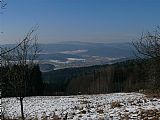 Pohled na Chvalšiny z úbočí Kletě, na horizontu hřeben Špičácké hornatiny ve vojenském prostoru Boletice.
