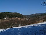 Hejdlovské údolí z červeně značené turistické cesty, vedoucí z Chvalšin na vrchol Kletě.