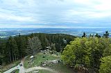 Výhled z vršku rozhledny na Kleti ku observatoři a Českému Krumlovu schovanému za stromy.