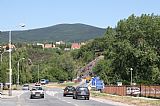 Pohled na mohutný masiv Kletě uvítá turisty již na autobusovém nádraží v Českém Krumlově.