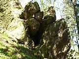 Skály, pod kterými se nachází jeskynní komplex Poustevná kousek od tisícovky Libín.