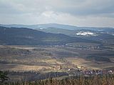 Další pohled na tisícovku Libín ze severního svahu Buglaty (832 m). Vlevo od vrcholu Libína nevýrazný vrchol tisícovky Na skalce. Dole nejblíže Třešňový Újezdec (část Lhenic), dále obec Vadkov.