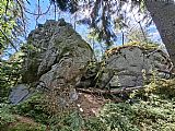 Na druhém vrcholu (nižším vrcholu z dvojvrcholu) tisícovky Na skalce, je geodetický bod a moc pěkná skála