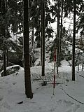 Na skalce - geodetický bod na vrcholové skále v zimě.