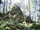Jedna ze skalek ve vrcholové oblasti tisícovky Rohanovský vrch.