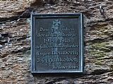 Pamětní deska na vrcholové skále tisícovky Žebříkový kámen připomíná památku členů lezeckého spolku padlých v 1. světové válce.