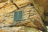 Německy psaná pamětní deska na Žebříkovém kameni připomíná památku zřejmě členů lezeckého spolku, padlých ve Světové válce - ještě nevěděli, že bude označována jako první.